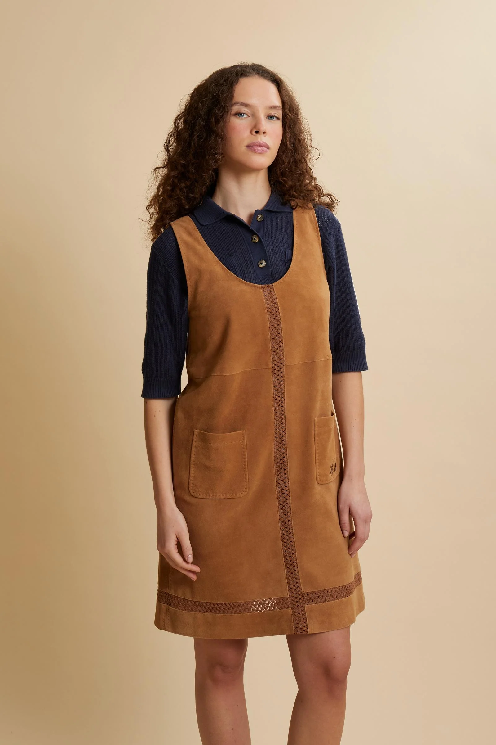 Damen Ärmelloses Kleid aus Veloursleder mit perforierten Einsätzen – Cipriana