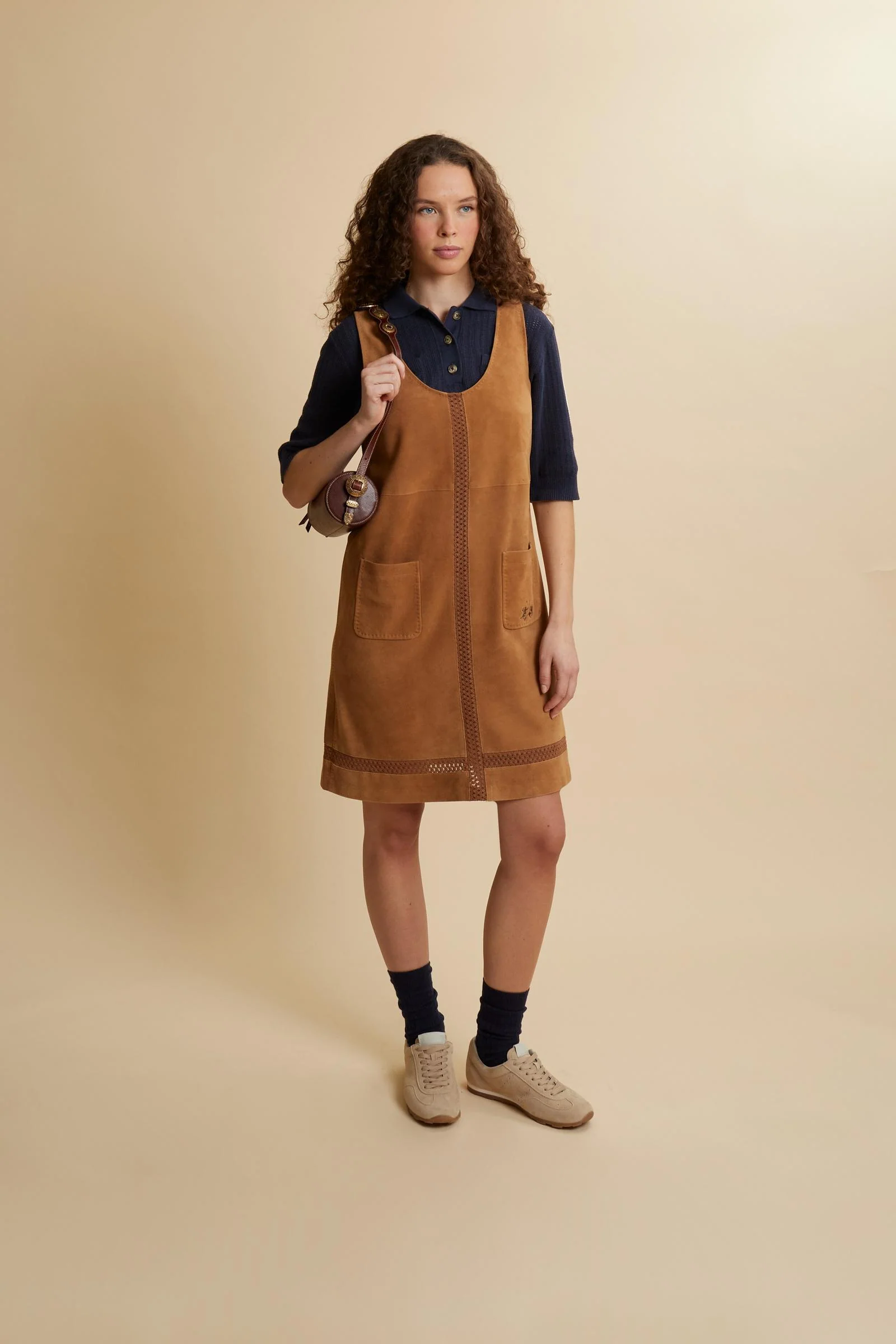 Damen Ärmelloses Kleid aus Veloursleder mit perforierten Einsätzen – Cipriana - Image 2