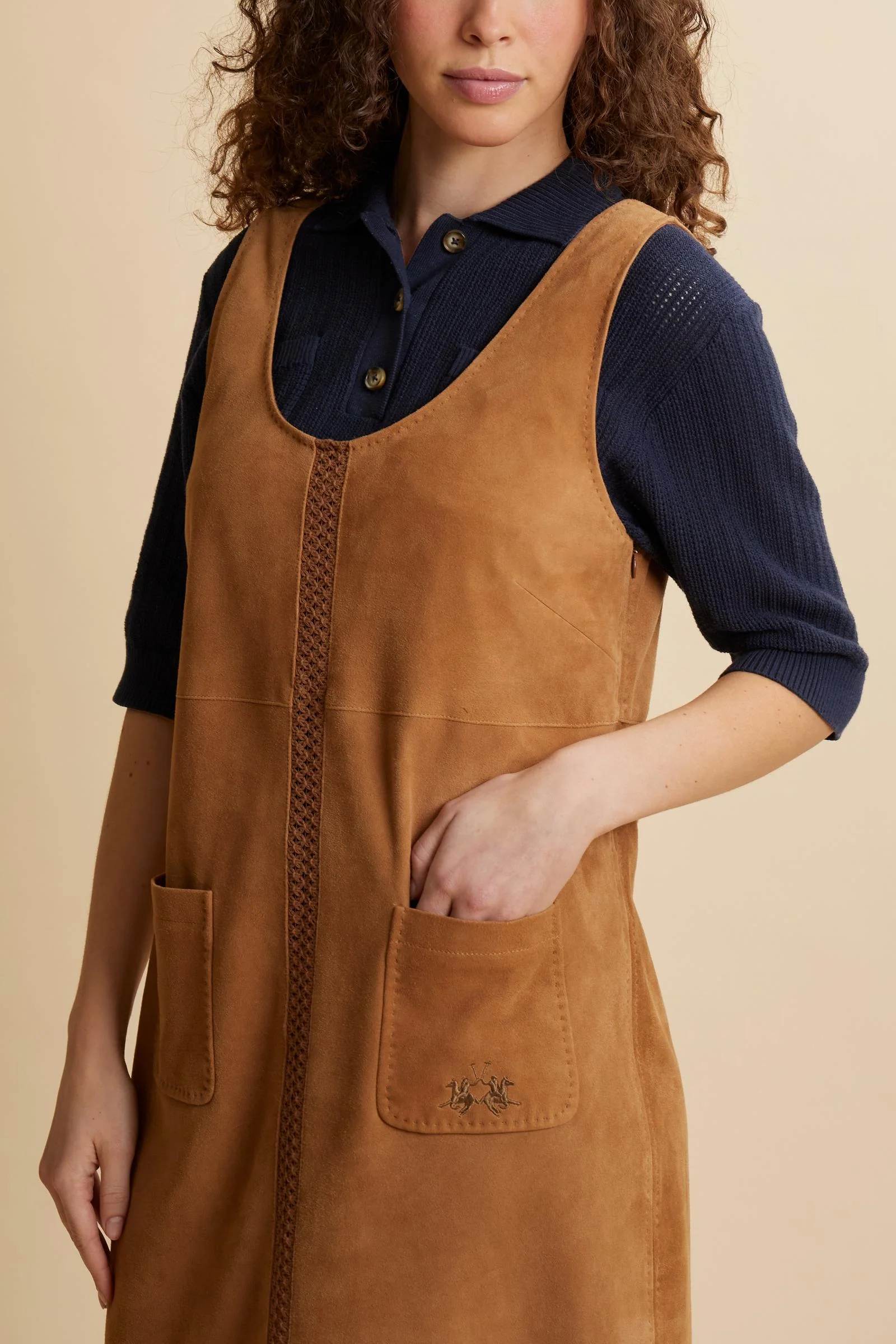 Damen Ärmelloses Kleid aus Veloursleder mit perforierten Einsätzen – Cipriana - Image 3
