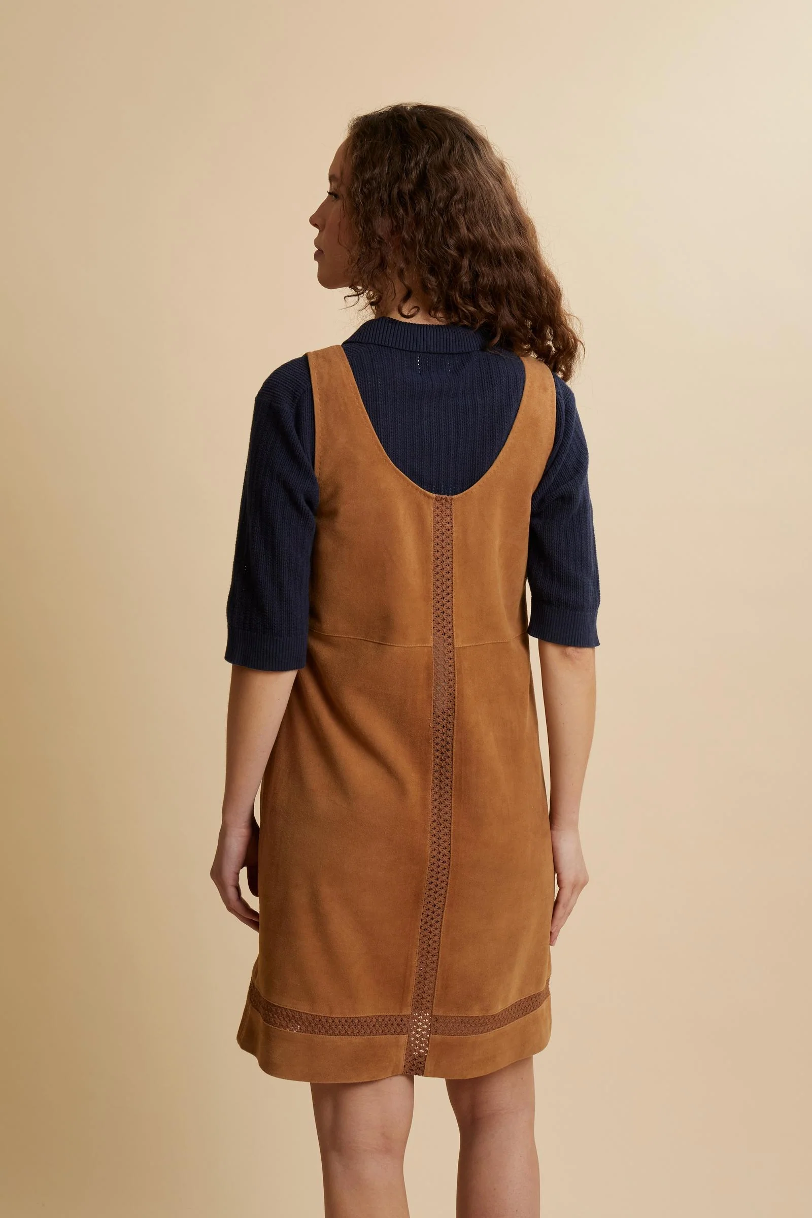 Damen Ärmelloses Kleid aus Veloursleder mit perforierten Einsätzen – Cipriana - Image 4