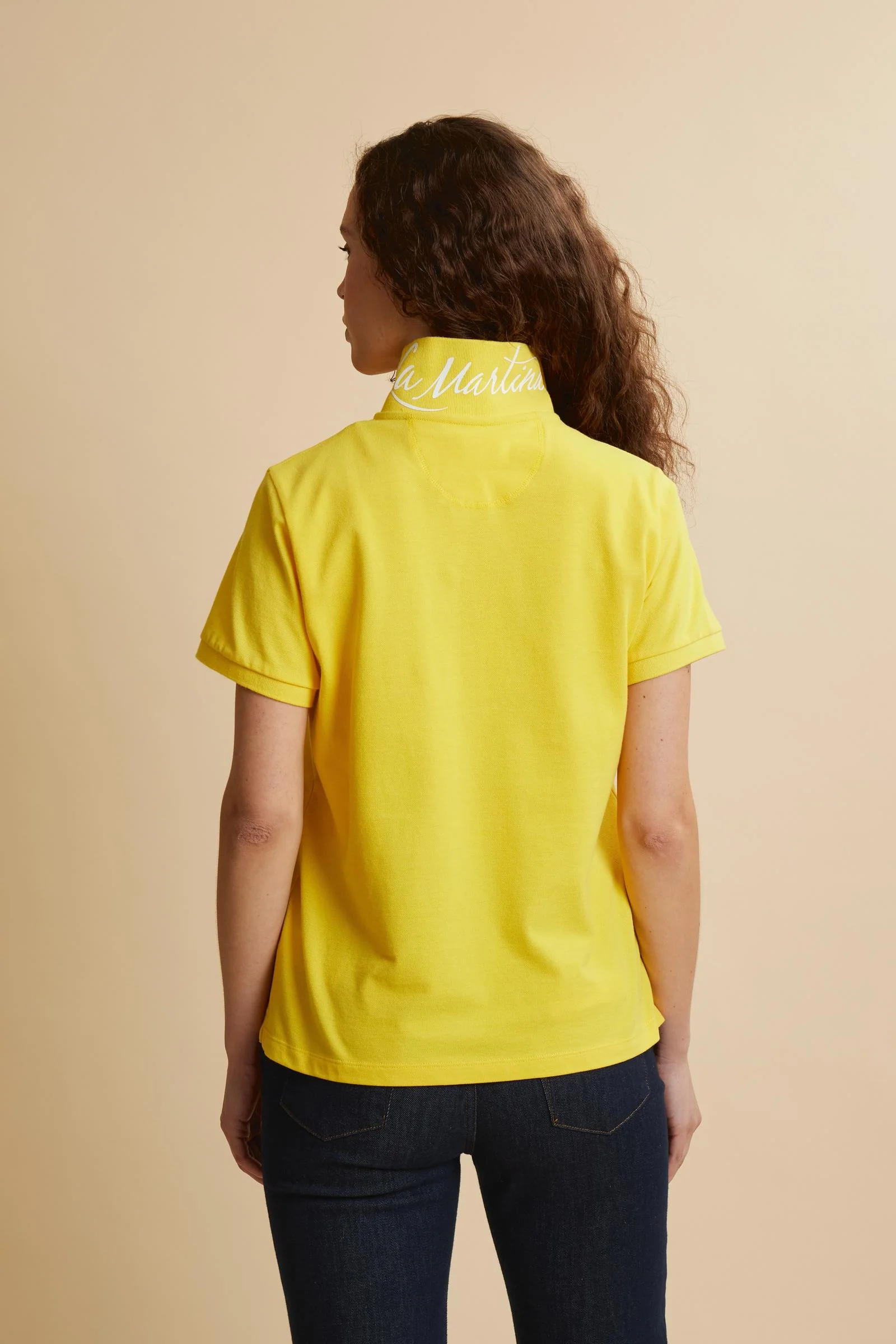 Damen Poloshirt aus Stretch-Piqué mit Schriftzug unter dem Kragen - Clarissa - Image 4