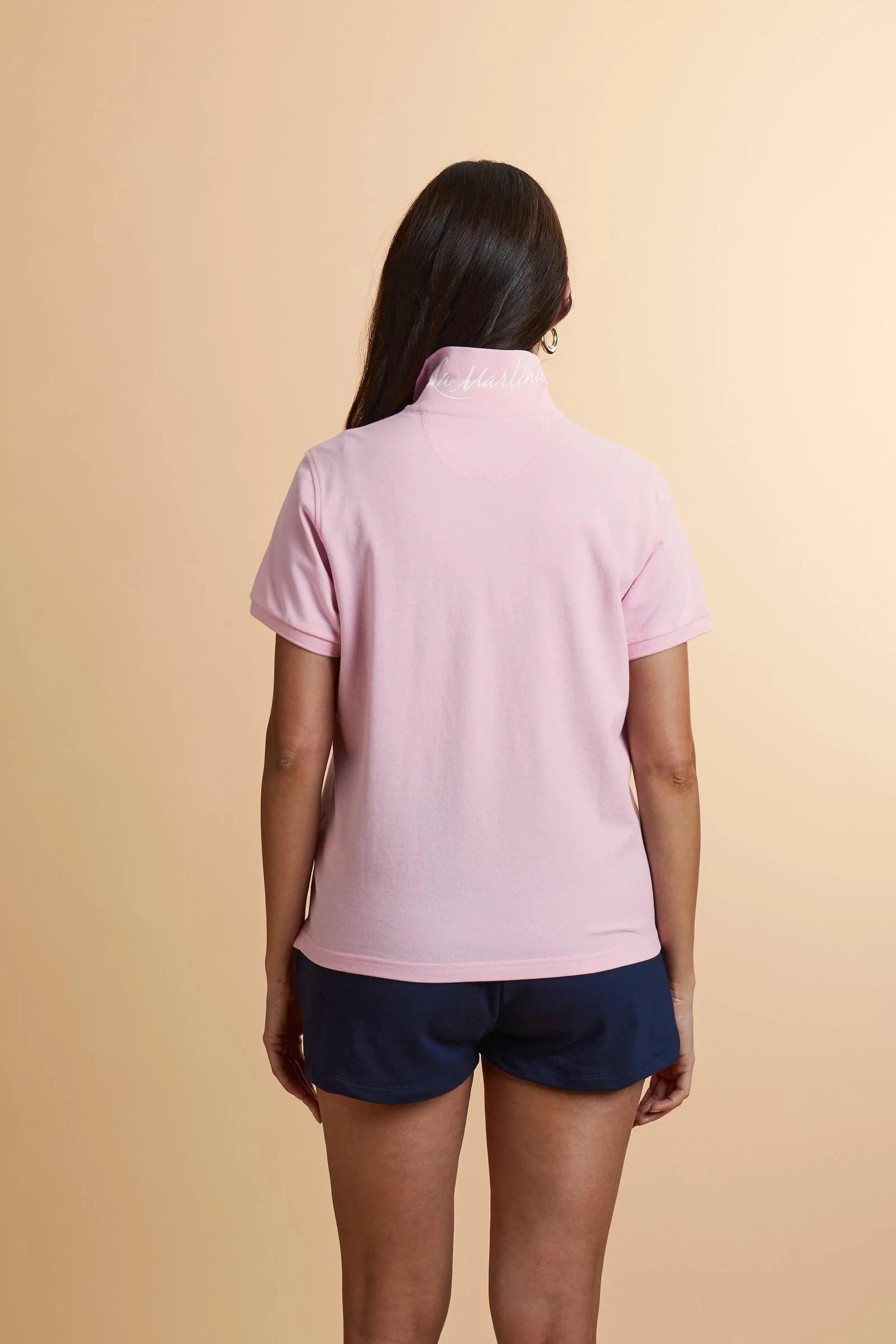 Damen Poloshirt aus Stretch-Piqué mit Schriftzug unter dem Kragen - Clarissa - Image 4