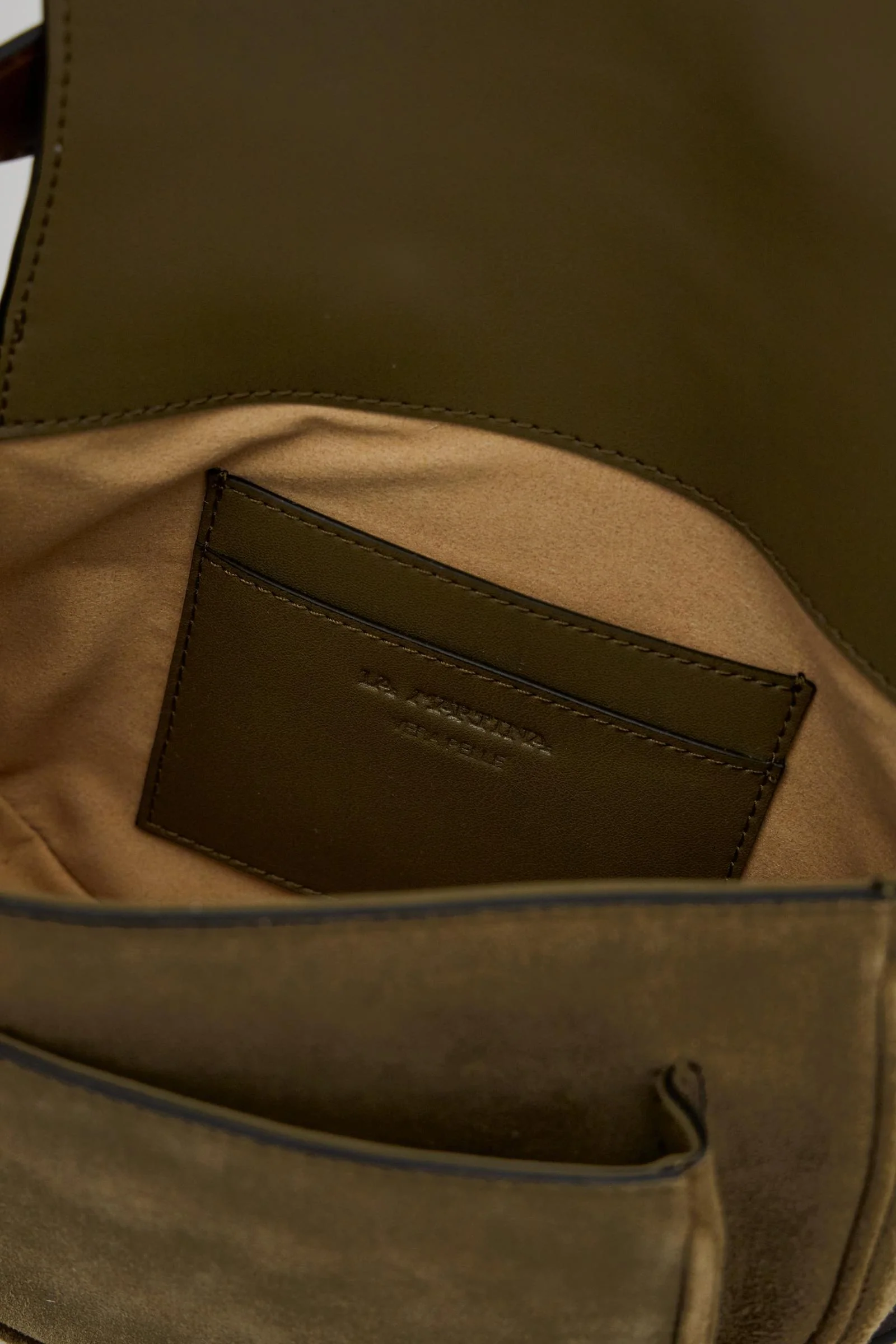 Damen-Umhängetasche aus Veloursleder im Satteldesign - Bandolera - Image 4