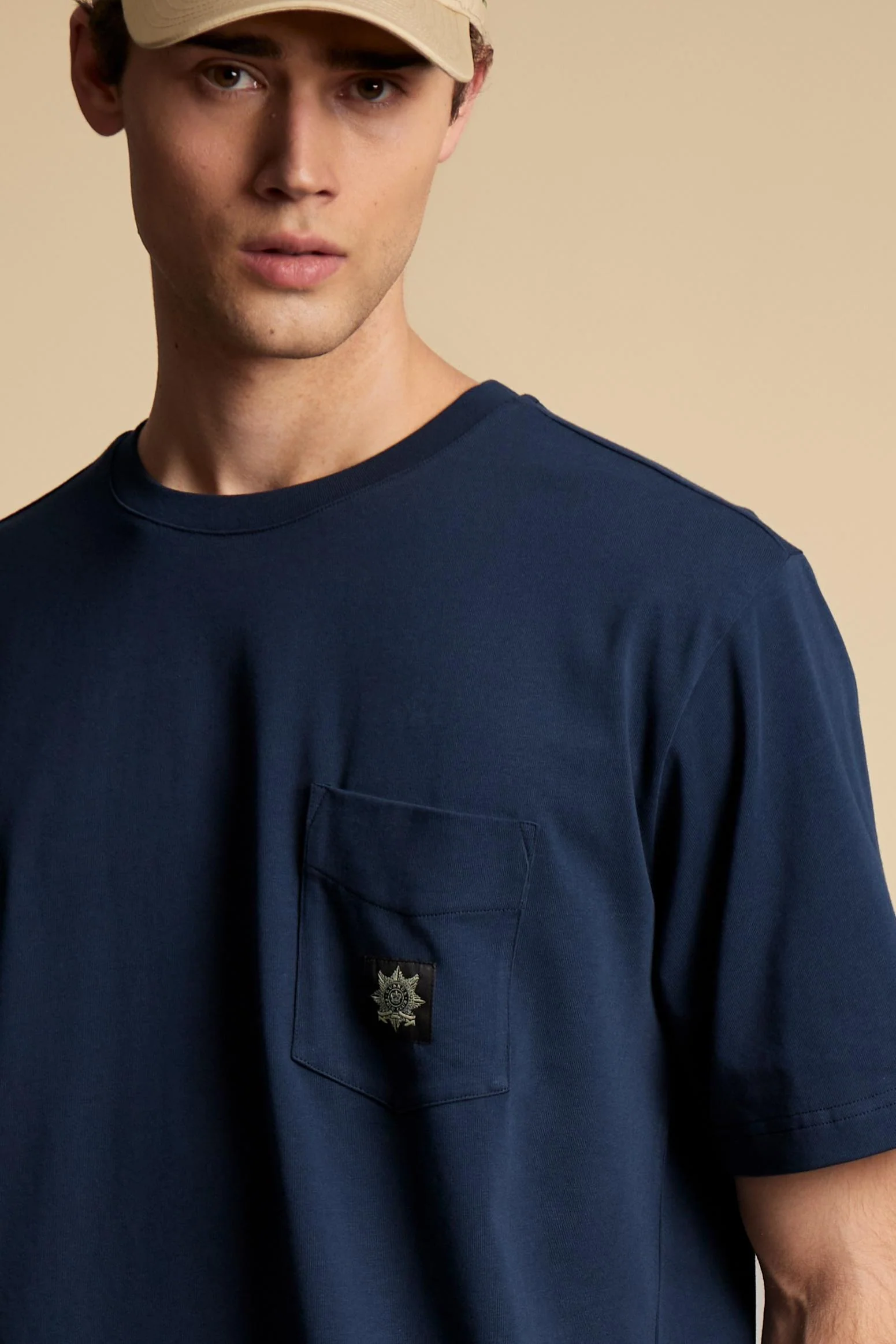 Herren-Baumwoll-T-Shirt mit Guards-Tasche – Clay - Image 3