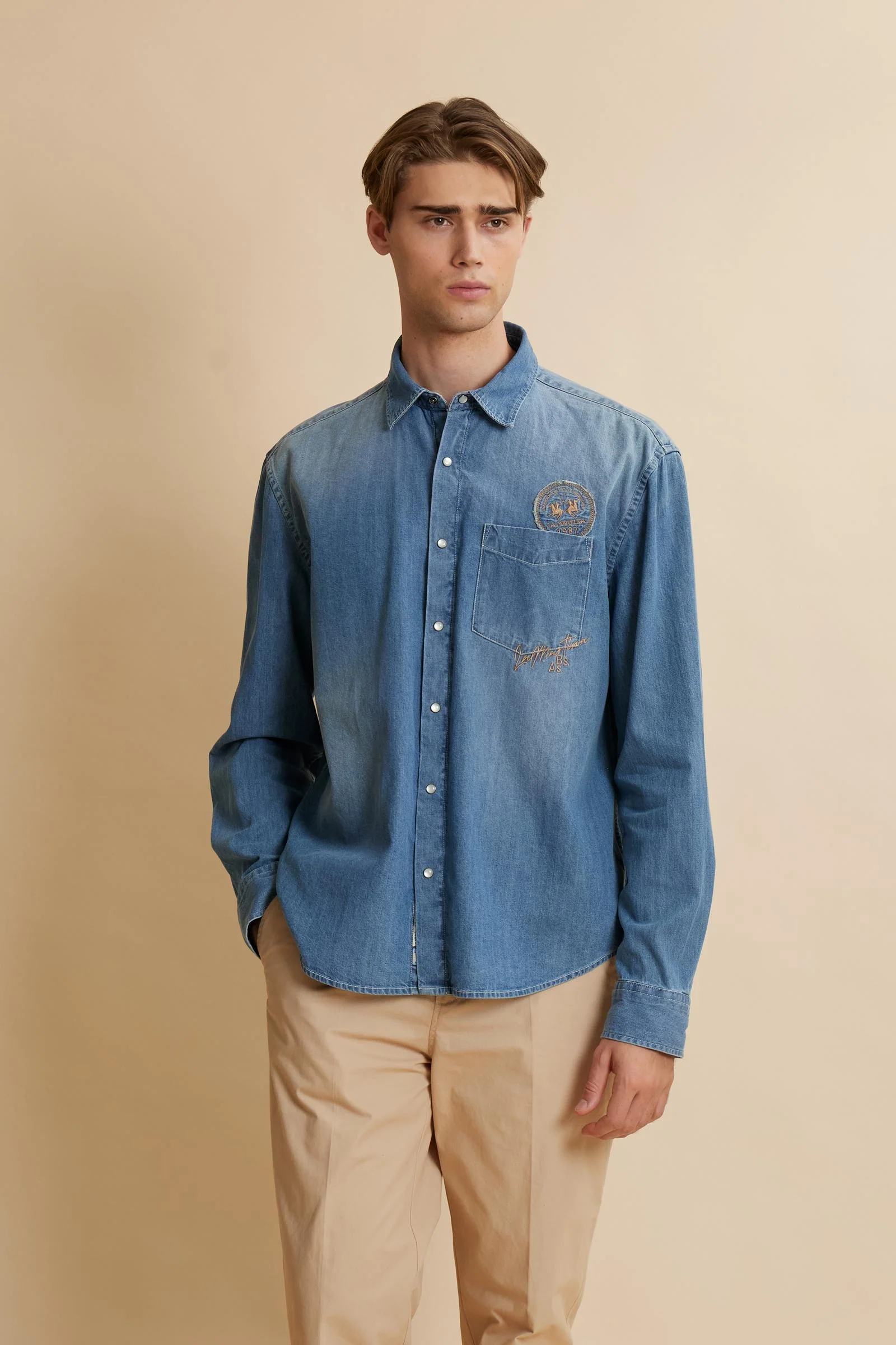 Herrenhemd aus gebleichtem Denim mit verwaschenem Effekt moderne Passform – Curtis