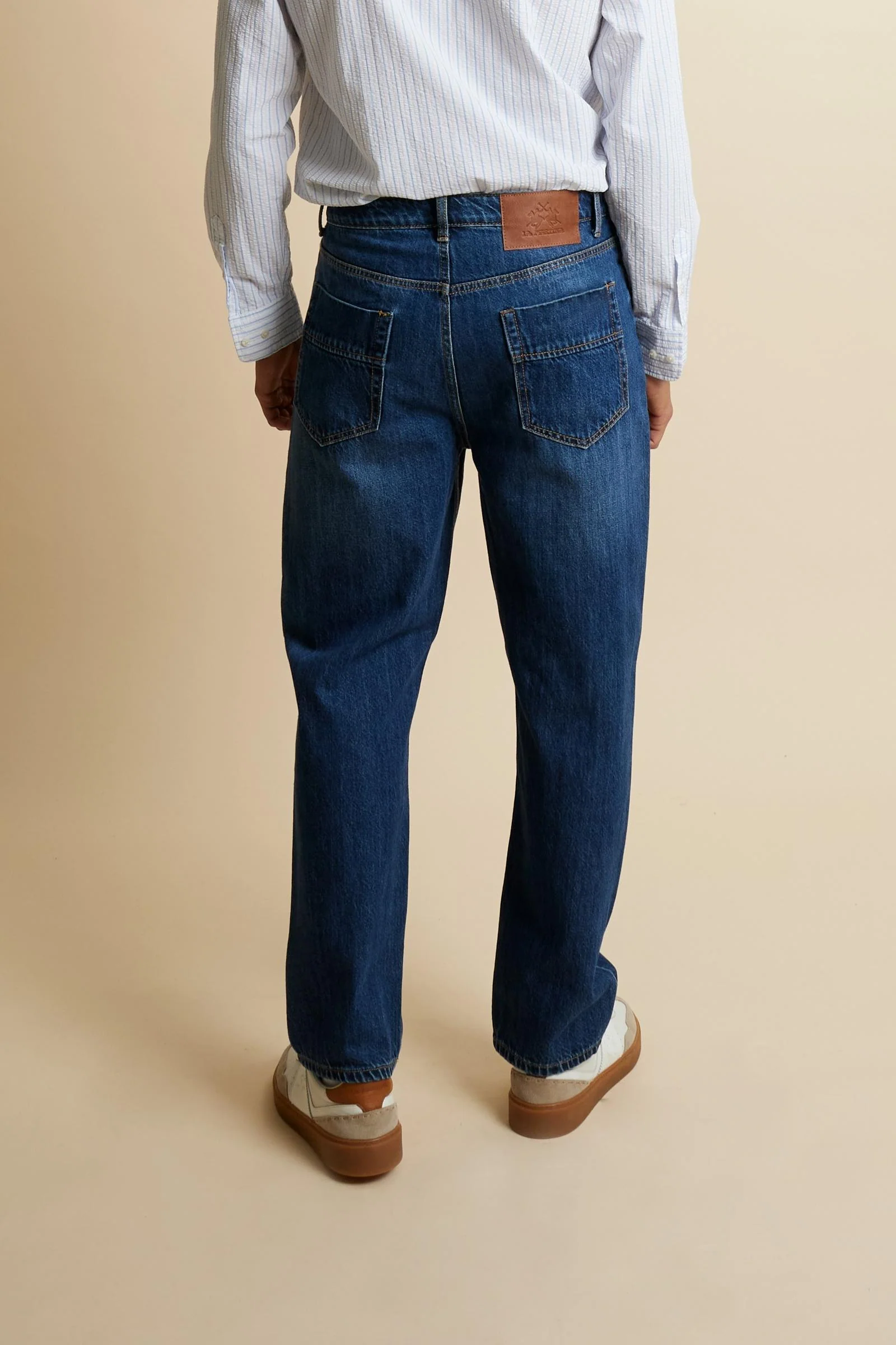 Herrenjeans aus Denim in mittlerer Waschung moderne Passform aus Baumwolle – Connell - Image 4