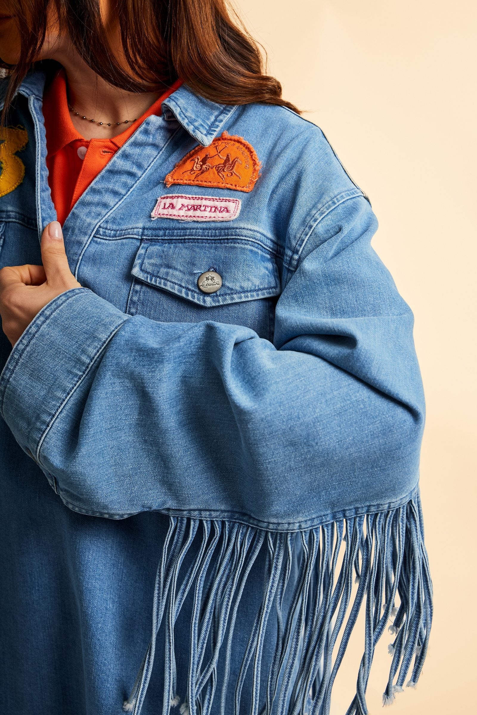 Oversize Damen-Denimhemd mit Fransen im modernen Casual-Stil – Cristina - Image 3