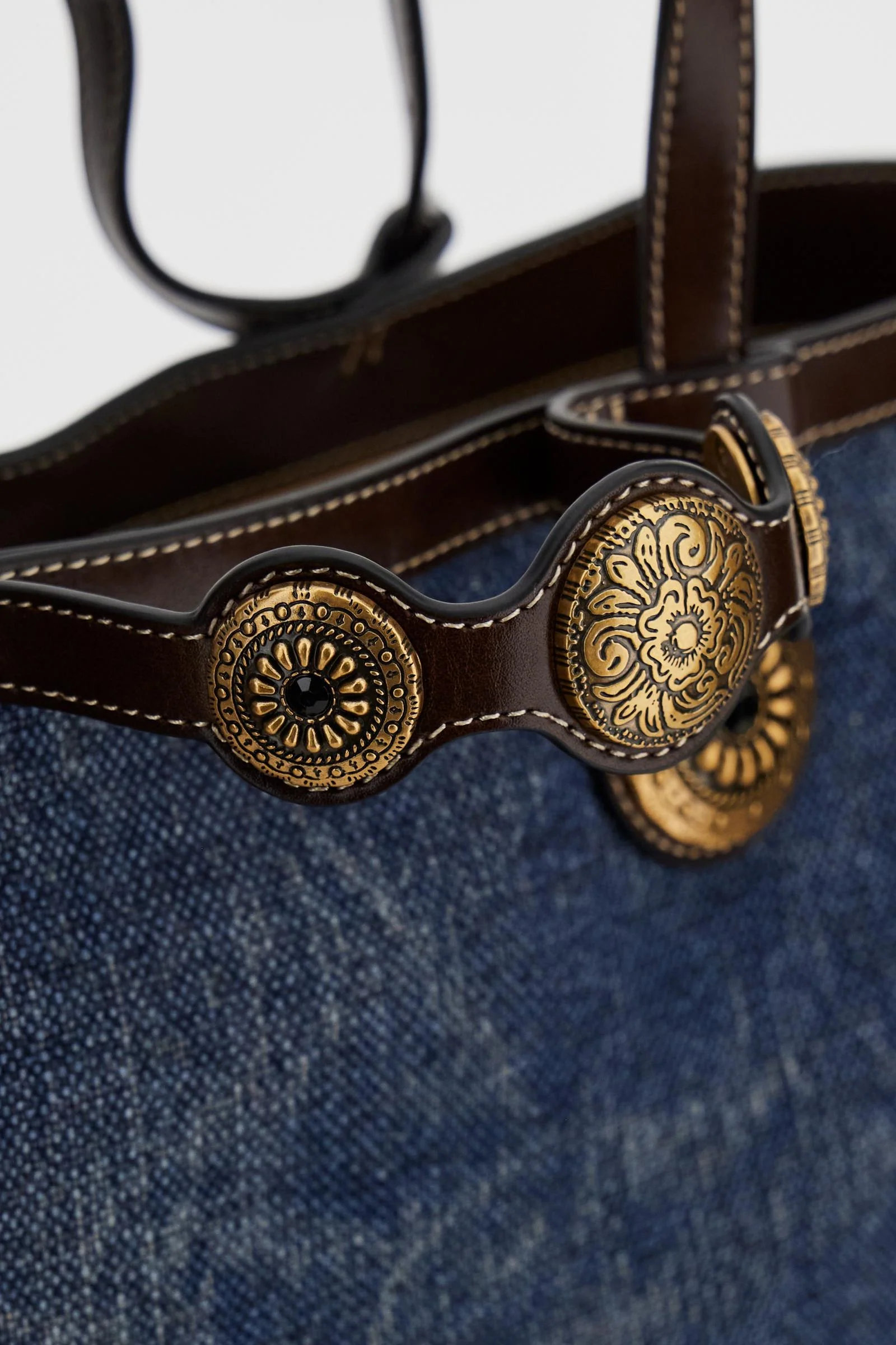 Shopping-Tasche aus Canvas in Leinenoptik mit goldenen Blumen-Nieten – Gaucho Shopping Bag - Image 5